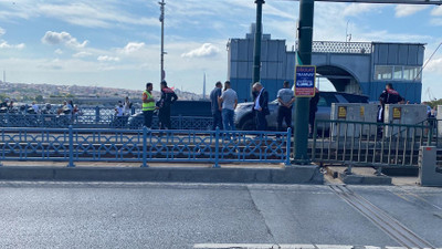 Galata Köprüsü'nde araç tramvay yoluna girdi: Seferler durduruldu