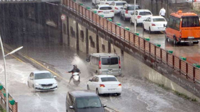 Erzurum'da sağanak yağış: Yollar göle döndü, araçlar mahsur kaldı