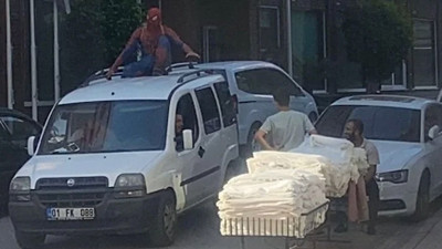 Adana'da 'örümcek adam' kostümlü kişinin tavanında yolculuk ettiği araç trafikten men edildi