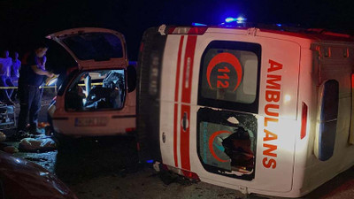 Ambulans ile otomobil kafa kafaya çarpıştı: 3 ölü, 3 yaralı
