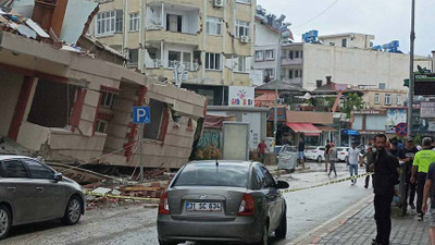 Hatay'da depremlerde hasar gören bina çöktü