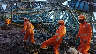 Köprü inşaatında vinç devrildi: 17 işçi öldü