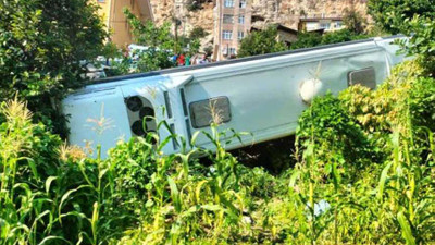 Feci kaza: Tur otobüsü devrildi, 24 kişi yaralandı