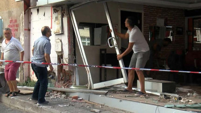Kadıköy'de araç berbere daldı: 1’i çocuk 4 yaralı