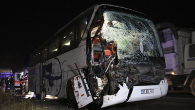 Yolcu otobüsü TIR'a çarptı: Çok sayıda yaralı var