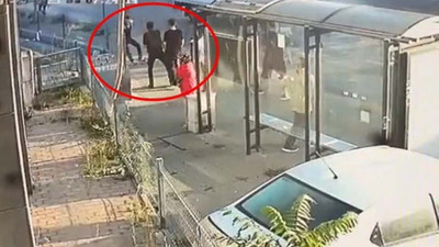 Otobüs durağındaki yurttaşları tehdit eden bıçaklı saldırgan polis tarafından bacağından vuruldu