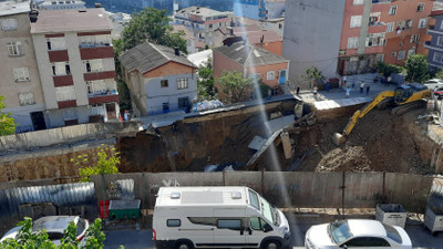 Sarıyer'de yol çöktü: Binalar tahliye edildi