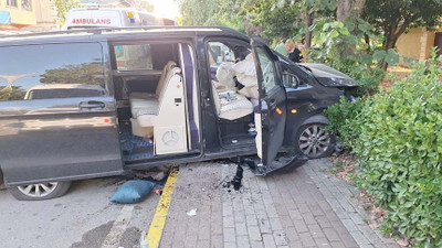 Tur minibüsü ağaca çarptı: 5'i turist 6 yaralı