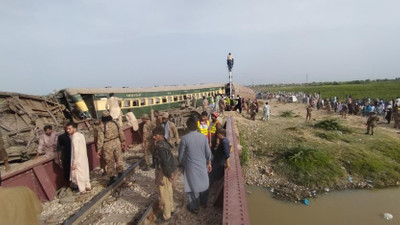 Tren raydan çıktı: 28 ölü, 50 yaralı