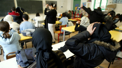 Fransa'da okullarda kız öğrencilerin çarşaf giymesi yasaklandı