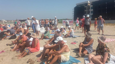 Ayvalık'ta halk, işletmelerin sahil ablukasına karşı 'havlu hareketi' başlattı