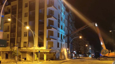Peş peşe gelen depremlerin ardından Malatya'daki ağır hasarlı bina, kontrollü bir şekilde yıkıldı