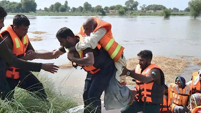 Pakistan’da sel tehlikesi nedeniyle 100 bin kişi tahliye edildi