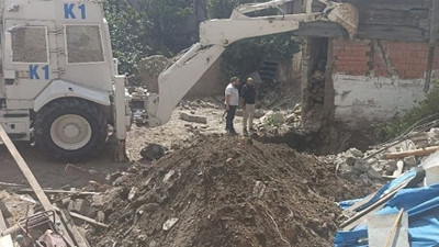 Tosya'daki polisin ölümünden sonra evinin bahçesinde el bombası aranıyor
