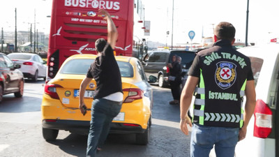 İstanbul'da taksi denetimi: Polisle tartışıp aracını tokatladı