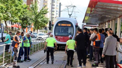 Kayseri'de ücretsiz binmek istediği tramvayın altında kaldı
