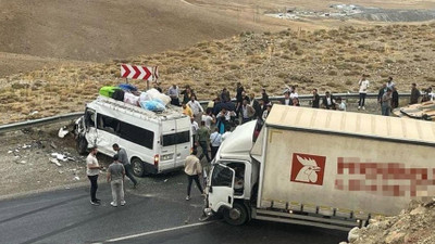 Van'da feci kaza: Kamyon ile minibüs çarpıştı