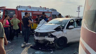 Mersin'de işçi servisi ile otomobil çarpıştı: 15 yaralı