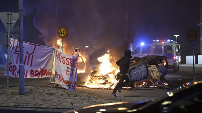 İsveç'te Kuran yakma eylemi sonrası göstericilerle polis arasında çatışma çıktı