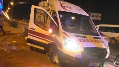 Hasta nakli yapan ambulans ile belediye otobüsü çarpıştı: 3 yaralı