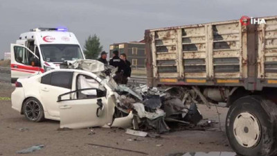 Kırıkkale’de feci kaza: TIR'a çarpan otomobil hurdaya döndü