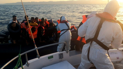 İzmir açıklarında 166 düzensiz göçmen yakalandı