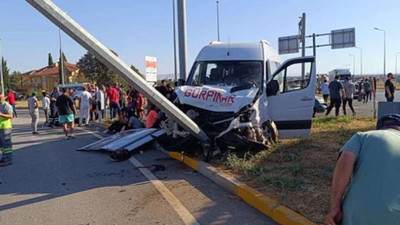 Denizli'de öğrenci servisi iki otomobile çarptı: 3 kişi yaralandı