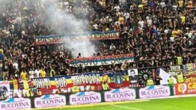 Romanya - Kosova maçında ortalık karıştı: Açılan pankart nedeniyle maç durdu