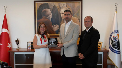 Türk Eğitim Vakfı’ndan Kartal Belediye Başkanı Yüksel’e plaket 