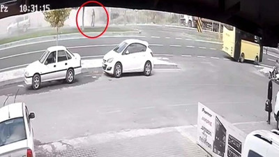 Otomobillerin çarpıştığı kazada kadın yolcu camdan dışarı fırladı