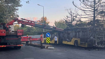 Park halindeki İETT otobüsü yanarak kullanılamaz hale geldi