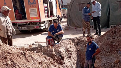 İzmir Büyükşehir Belediyesi, deprem bölgesindeki içme suyu hatlarını onarıyor