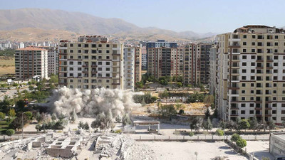 Malatya'da ağır hasarlı binalar, patlayıcı yardımıyla yıkıldı