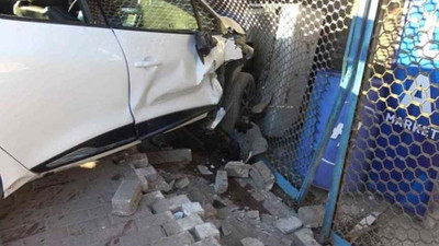 Bursa'da çarpışan iki araçtan biri markete daldı