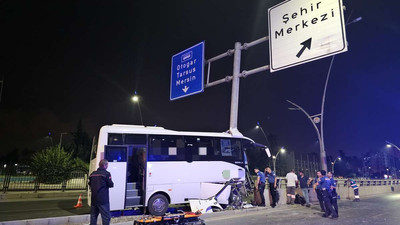 Havalimanına yolcu taşıyan midibüs kaza yaptı