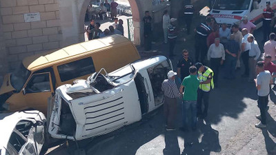 Minibüs park halindeki 6 araç ve yayalara çarptı: 1 ölü, 2 yaralı