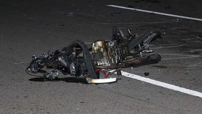 Trafiğe kapalı yolda kaza: 2 motosiklet kafa kafaya çarpıştı