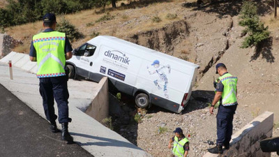 Amasya'da hafif ticari araç menfeze devrildi: Sürücü yaralandı