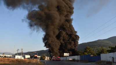 İzmir'de geri dönüşüm depolama alanında yangın