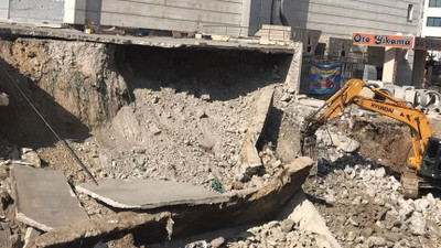 Ankara'da toprak kayması: 11 katlı binanın açık otoparkı çöktü