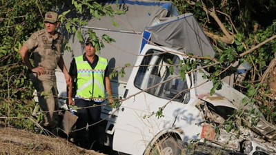 Adana'da lastiği patlayan kamyonet şarampole düştü: 3 ölü