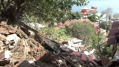 Beşiktaş Kuruçeşme'de evlerin bulunduğu alana kaya düştü