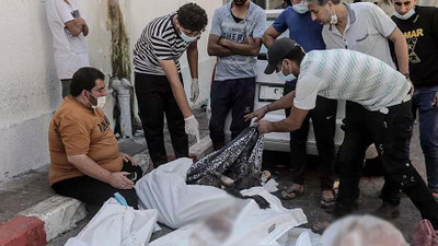Gazze'deki hastanenin önü hayatını kaybedenlerin cenazeleriyle doldu