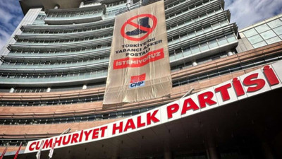 CHP Genel Merkezi'ne 'tezkere' pankartı: Türkiye'de yabancı asker postalı istemiyoruz