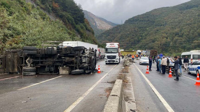 Sakarya'da 2 tır ve 2 kamyon kazaya karıştı: D- 650 kara yolu ulaşıma kapandı