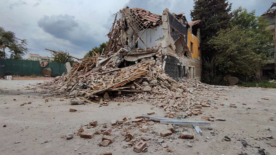 Malatya'da ağır hasarlı iki katlı bina çöktü