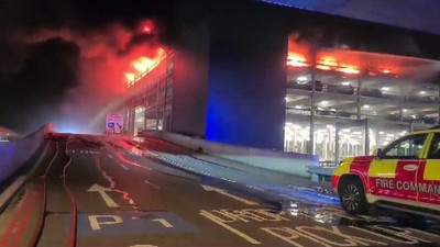 Havaalanında yangın: Otopark çöktü, tüm uçuşlar durduruldu