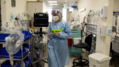 İsrail, savaş karşıtı doktor ve sağlık çalışanlarını işten atıyor