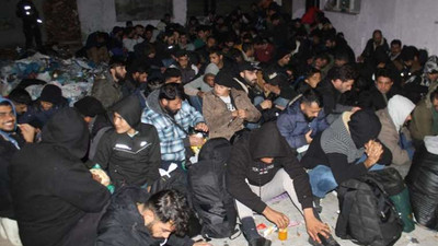 Edirne'de bir evin bahçesinde onlarca kaçak göçmen yakalandı