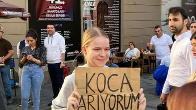 Belaruslu kadın, İstiklal Caddesi'nde 'Koca arıyorum' dövizi açtı